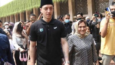 Penampakan Mesut Ozil Pada Saat Salat Jumat di Masjid Istiqlal