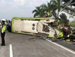 Bus Pariwisata Kecelakaan di Tol Mojokerto, Sopir Diduga Mengantuk