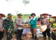 Kapolres Lampung Timur Berikan Bantuan Kepada Petani, Dukung Program Ketahanan Pangan Nasional