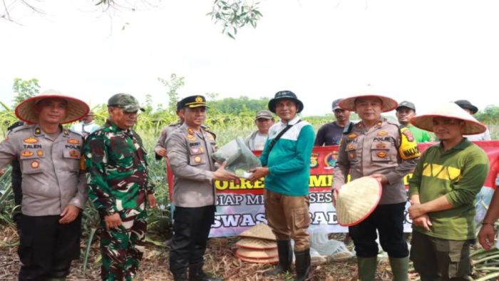 Kapolres Lampung Timur Berikan Bantuan Kepada Petani, Dukung Program Ketahanan Pangan Nasional