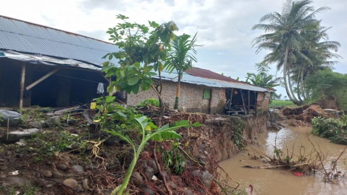 Banjir dan Abrasi di Sungai Way Laay, Pesisir Barat: Puluhan Rumah Warga Terancam